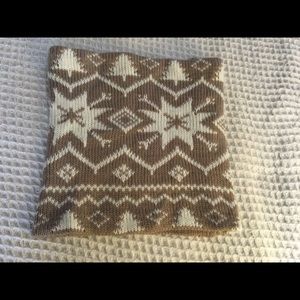 Mukluks women’s scarf